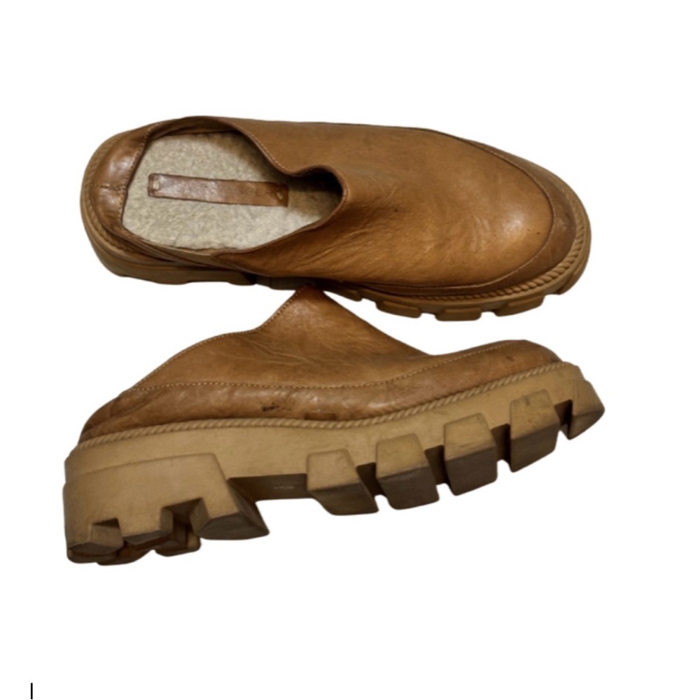Women’s Slip-On Leather Loafers in Tan with Chunky Lug Sole size 7.5